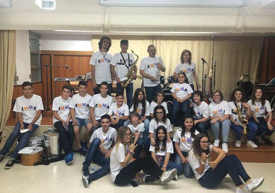 Joaquín y Asun patrocinan el grupo musical EMMA de Almenara