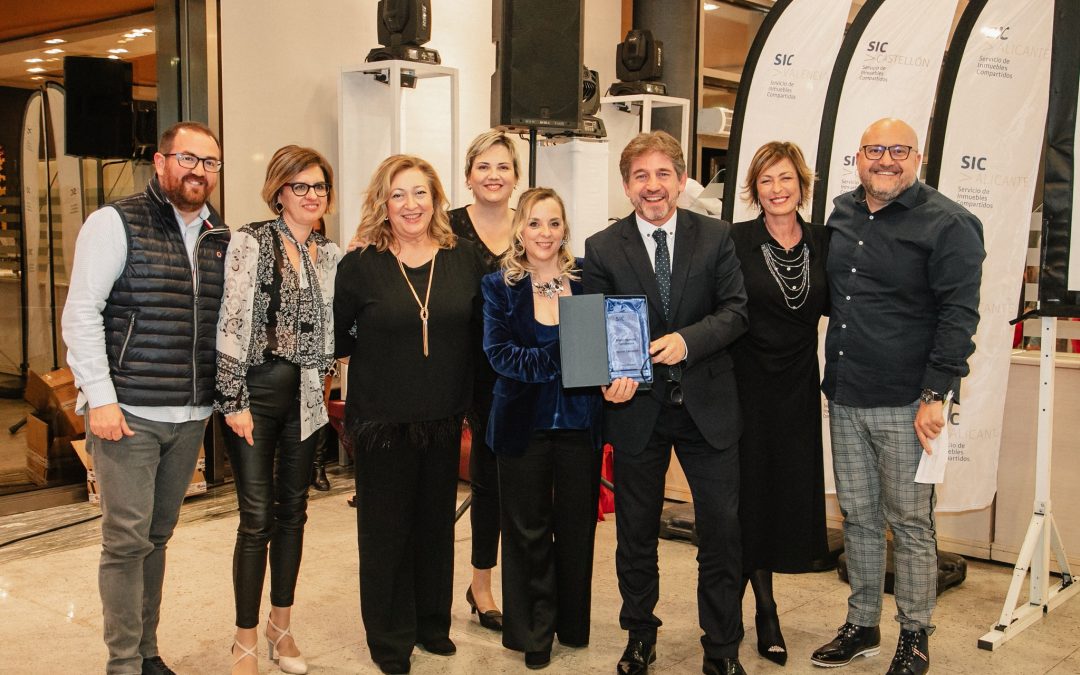 El equipo de la Inmobiliaria Quasablanqua posa con el premio a la mejor agencia del vendedor de Castellón por ASICVAL