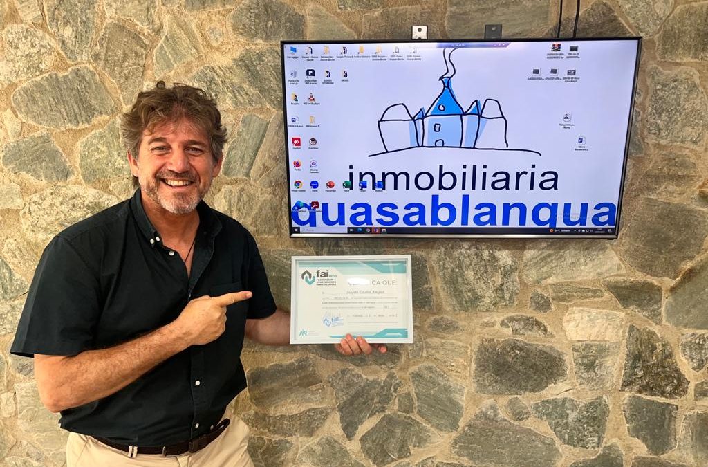 Joaquín Estañol recibe el titulo de Agente Inmobiliario Registrado (AIR)